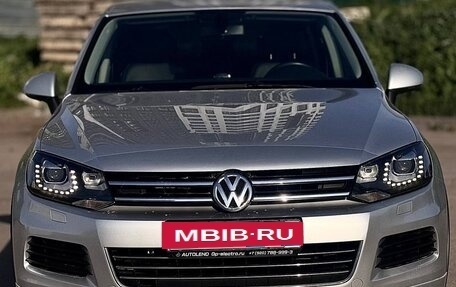 Volkswagen Touareg III, 2011 год, 1 800 000 рублей, 2 фотография