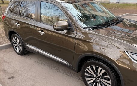 Mitsubishi Outlander III рестайлинг 3, 2019 год, 2 850 000 рублей, 6 фотография