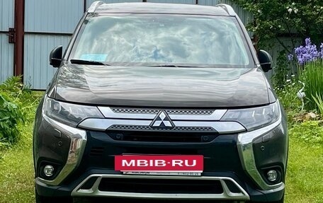 Mitsubishi Outlander III рестайлинг 3, 2019 год, 2 850 000 рублей, 2 фотография