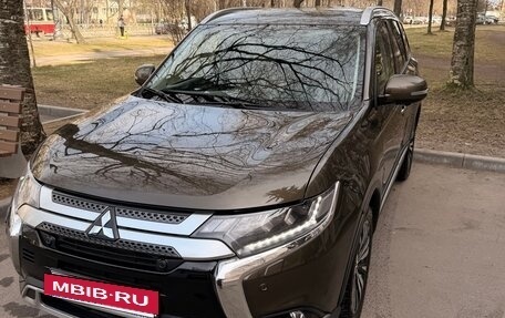 Mitsubishi Outlander III рестайлинг 3, 2019 год, 2 850 000 рублей, 4 фотография