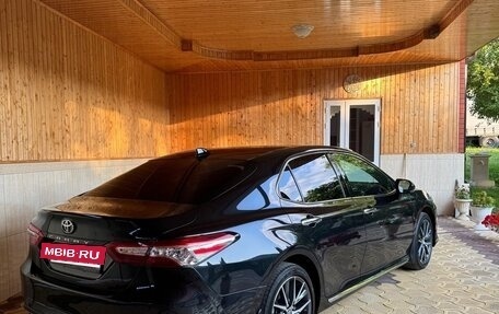 Toyota Camry, 2023 год, 3 290 000 рублей, 4 фотография