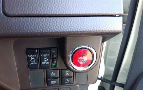 Toyota Roomy I, 2020 год, 1 300 000 рублей, 19 фотография