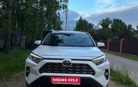 Toyota RAV4, 2020 год, 3 300 000 рублей, 2 фотография