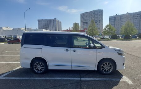 Toyota Voxy III, 2014 год, 1 750 000 рублей, 5 фотография