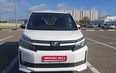 Toyota Voxy III, 2014 год, 1 750 000 рублей, 2 фотография