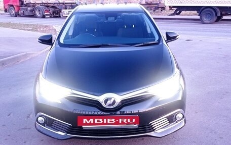 Toyota Auris II, 2015 год, 1 400 000 рублей, 2 фотография