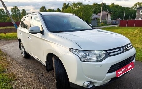 Mitsubishi Outlander III рестайлинг 3, 2013 год, 1 200 000 рублей, 2 фотография