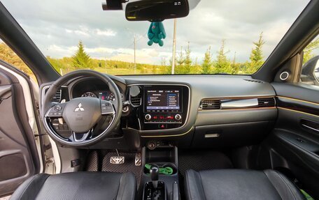 Mitsubishi Outlander III рестайлинг 3, 2013 год, 1 200 000 рублей, 10 фотография