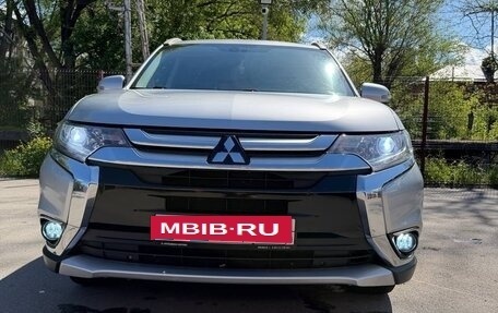 Mitsubishi Outlander III рестайлинг 3, 2018 год, 1 700 000 рублей, 11 фотография