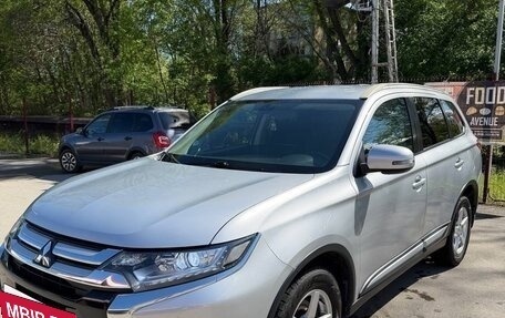 Mitsubishi Outlander III рестайлинг 3, 2018 год, 1 700 000 рублей, 14 фотография