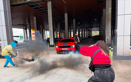 Dodge Challenger III рестайлинг 2, 2019 год, 2 100 000 рублей, 3 фотография