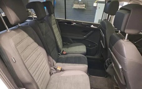 Volkswagen Touran III, 2023 год, 2 832 000 рублей, 7 фотография