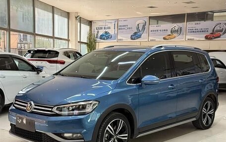 Volkswagen Touran III, 2022 год, 2 200 000 рублей, 1 фотография