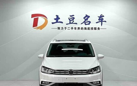 Volkswagen Touran III, 2022 год, 2 000 000 рублей, 2 фотография