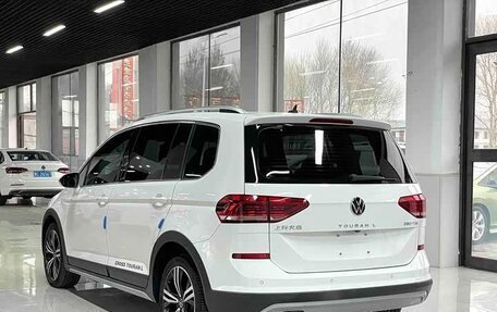 Volkswagen Touran III, 2022 год, 2 000 000 рублей, 4 фотография