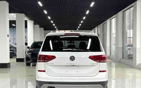 Volkswagen Touran III, 2022 год, 2 000 000 рублей, 5 фотография