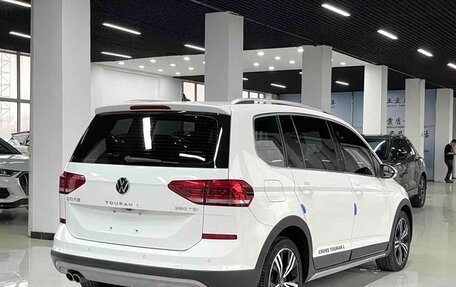 Volkswagen Touran III, 2022 год, 2 000 000 рублей, 6 фотография