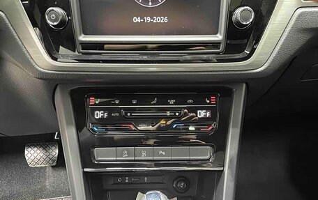 Volkswagen Touran III, 2022 год, 2 000 000 рублей, 13 фотография