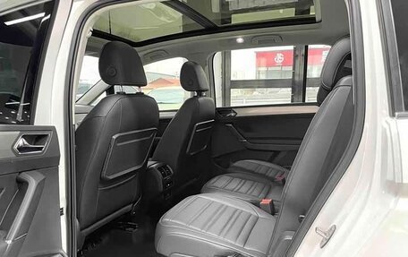 Volkswagen Touran III, 2022 год, 2 000 000 рублей, 15 фотография