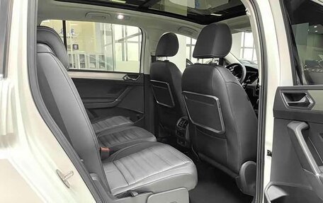 Volkswagen Touran III, 2022 год, 2 000 000 рублей, 17 фотография