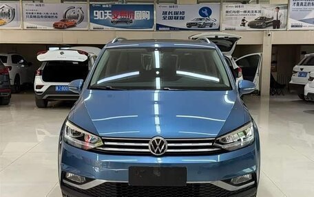 Volkswagen Touran III, 2022 год, 2 200 000 рублей, 2 фотография