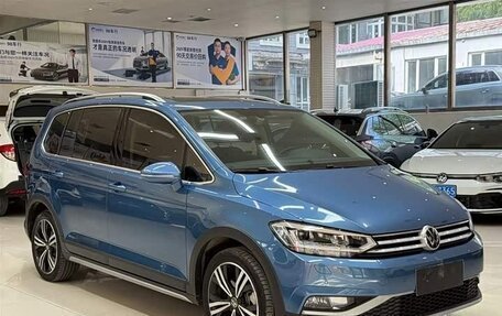 Volkswagen Touran III, 2022 год, 2 200 000 рублей, 3 фотография