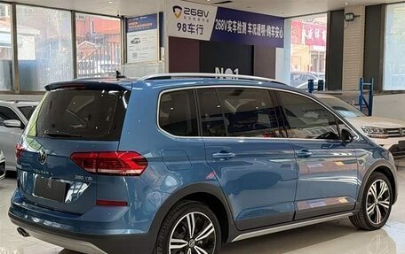 Volkswagen Touran III, 2022 год, 2 200 000 рублей, 4 фотография