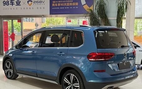 Volkswagen Touran III, 2022 год, 2 200 000 рублей, 6 фотография