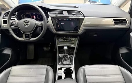 Volkswagen Touran III, 2022 год, 2 200 000 рублей, 8 фотография