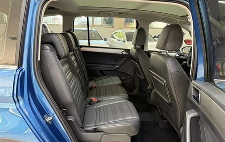 Volkswagen Touran III, 2022 год, 2 200 000 рублей, 16 фотография