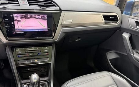 Volkswagen Touran III, 2022 год, 2 200 000 рублей, 13 фотография