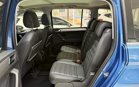 Volkswagen Touran III, 2022 год, 2 200 000 рублей, 15 фотография