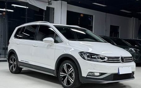 Volkswagen Touran III, 2023 год, 2 100 000 рублей, 3 фотография