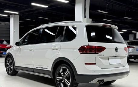 Volkswagen Touran III, 2023 год, 2 100 000 рублей, 7 фотография