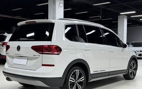 Volkswagen Touran III, 2023 год, 2 100 000 рублей, 5 фотография