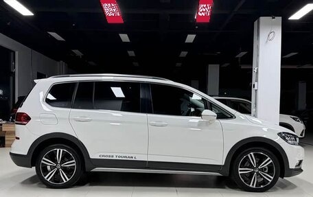 Volkswagen Touran III, 2023 год, 2 100 000 рублей, 4 фотография