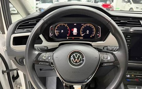 Volkswagen Touran III, 2023 год, 2 100 000 рублей, 12 фотография