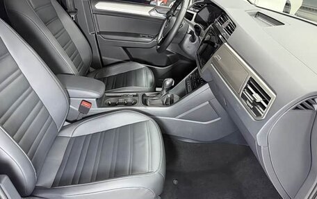 Volkswagen Touran III, 2023 год, 2 100 000 рублей, 13 фотография