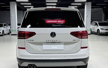 Volkswagen Touran III, 2023 год, 2 100 000 рублей, 6 фотография