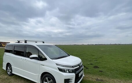 Toyota Voxy III, 2016 год, 1 900 000 рублей, 2 фотография