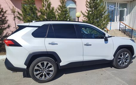 Toyota RAV4, 2022 год, 4 200 000 рублей, 3 фотография