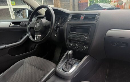 Volkswagen Jetta VI, 2013 год, 950 000 рублей, 2 фотография