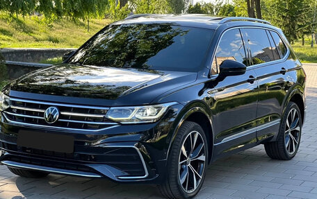 Volkswagen Tiguan II, 2022 год, 3 750 000 рублей, 3 фотография