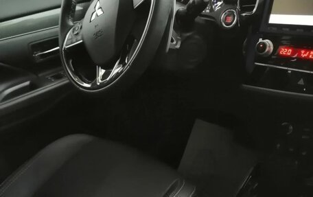 Mitsubishi Outlander III рестайлинг 3, 2020 год, 2 500 000 рублей, 2 фотография
