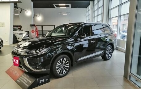 Mitsubishi Outlander III рестайлинг 3, 2020 год, 2 500 000 рублей, 3 фотография