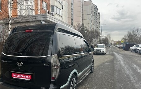 Hyundai Grand Starex Grand Starex I рестайлинг 2, 2014 год, 1 900 000 рублей, 2 фотография