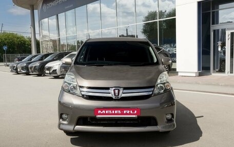 Toyota ISis I, 2011 год, 1 300 000 рублей, 2 фотография