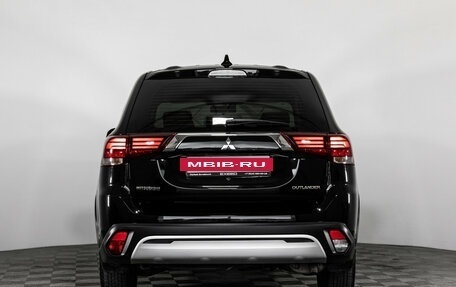 Mitsubishi Outlander III рестайлинг 3, 2018 год, 2 099 000 рублей, 7 фотография