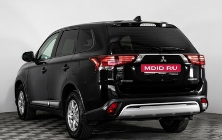 Mitsubishi Outlander III рестайлинг 3, 2018 год, 2 099 000 рублей, 8 фотография