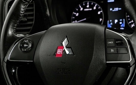 Mitsubishi Outlander III рестайлинг 3, 2018 год, 2 099 000 рублей, 14 фотография